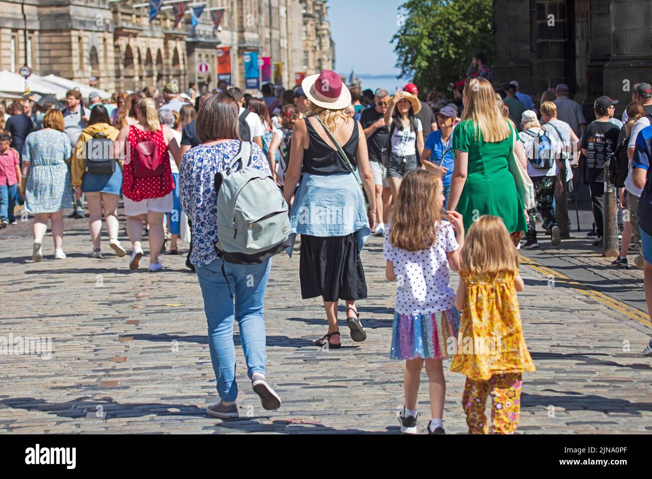 City centre, Edinburgh, Scotland, UK. 10th August 2022. Very hot in busy city High Street 26 fegrees centigrade in the afternoon. Credit: Arch White/alamy live news. Stock Photo