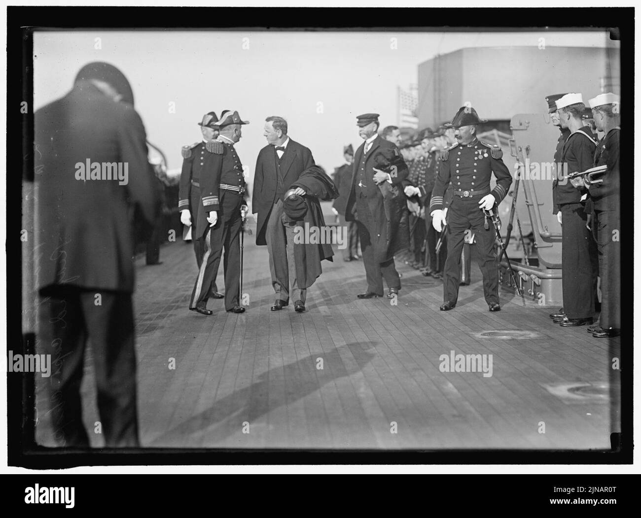 TARGET PRACTICE. DANIELS, JOSEPHUS; BADGER, CHARLES JOHNSTON, REAR ADMIRAL, U.S.N.; CHAPIN, FRED L., CAPTAIN, U.S.N.; REDFIELD, WILLIAM COX, REP. FROM NEW YORK, 1911-1913; SEC. OF COMMERCE, Stock Photo