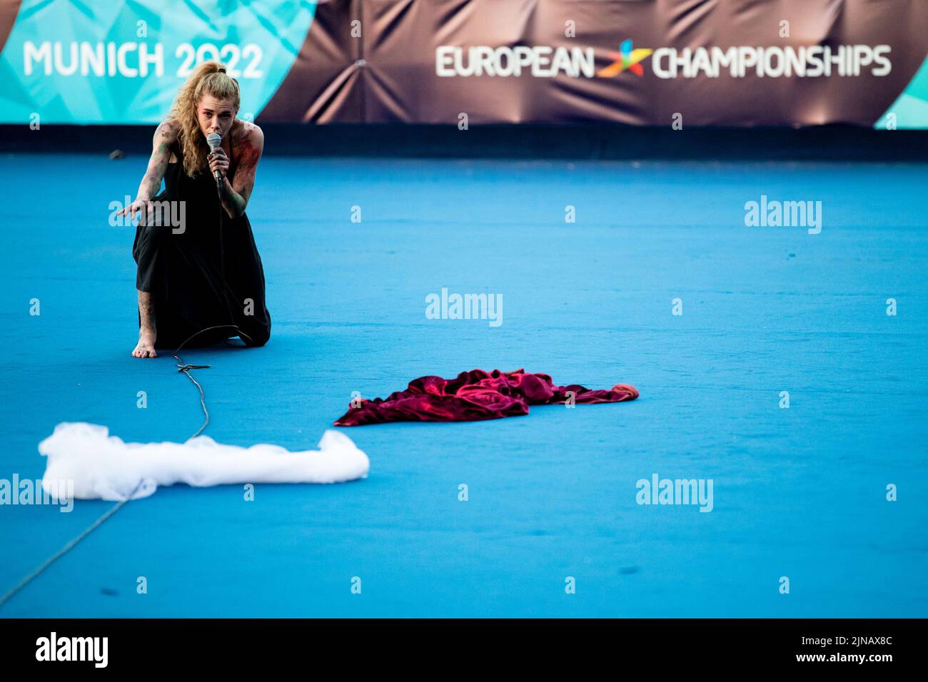 Munich, Germany. 10th Aug, 2022. Munich, August 10th 2022: A female performer during the opening ceremony at the Munich 2022 European Championships in Munich, Germany (Liam Asman/SPP) Credit: SPP Sport Press Photo. /Alamy Live News Stock Photo