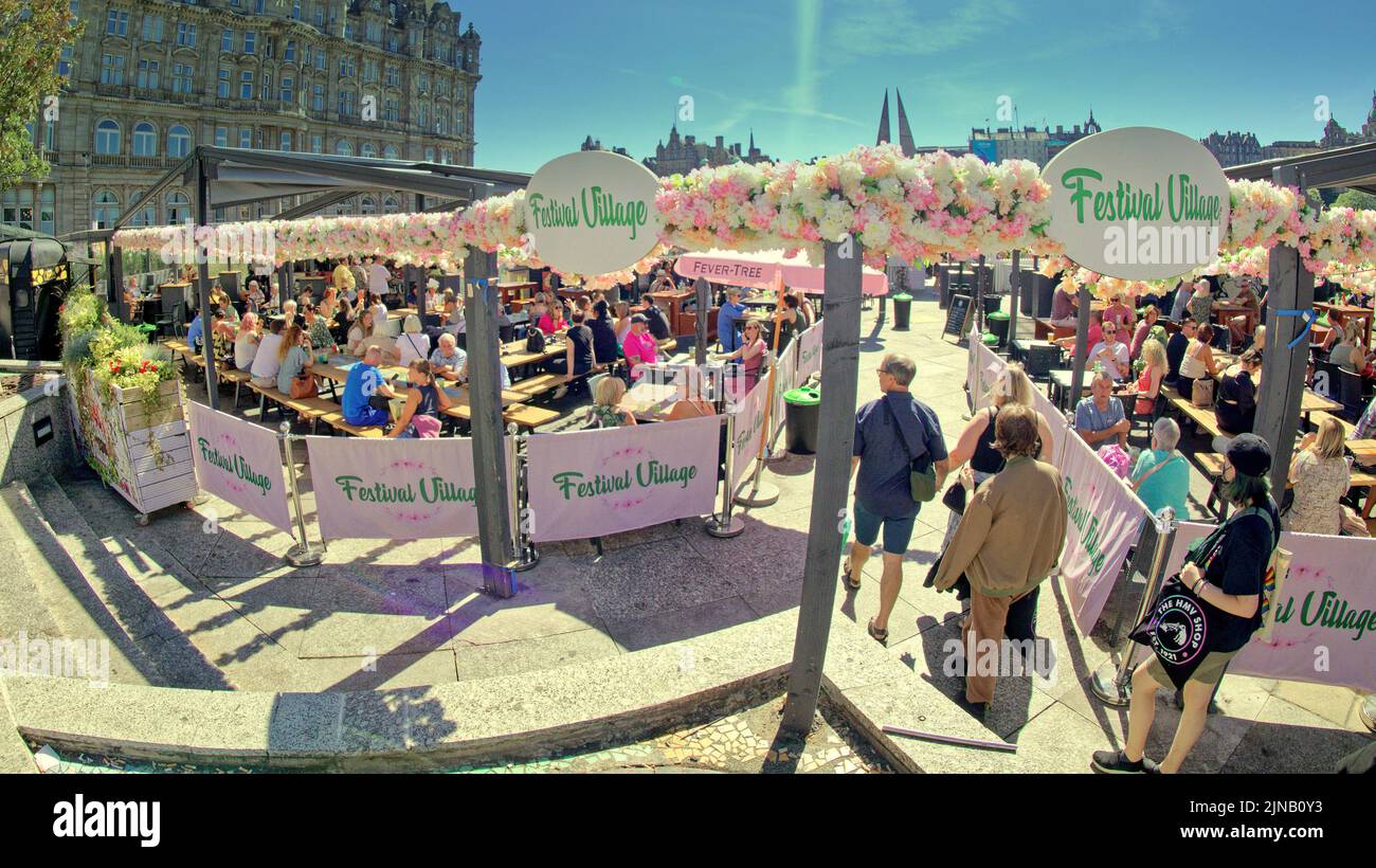 Edinburgh, Scotland, UK  10th August,  2022. UK Weather: Sunny weather on the way saw locals and tourists toast in the sun as the grass on princes street gardens burned and  they took in the acts and flyer chuckers on the royal mile and mound. Credit Gerard Ferry/Alamy Live News Stock Photo
