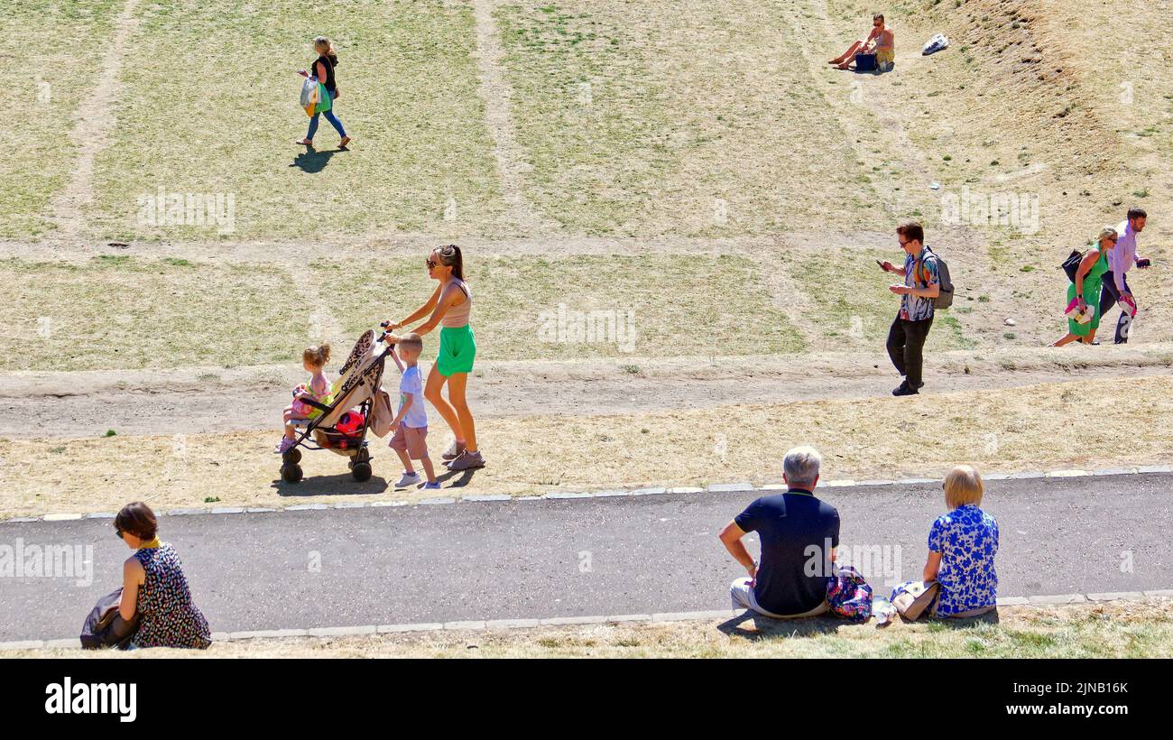 Edinburgh, Scotland, UK  10th August,  2022. UK Weather: Princes street gardens,  Sunny weather on the way saw locals and tourists toast in the sun as the grass on princes street gardens burned and  they took in the acts and flyer chuckers on the royal mile and mound. Credit Gerard Ferry/Alamy Live News Stock Photo