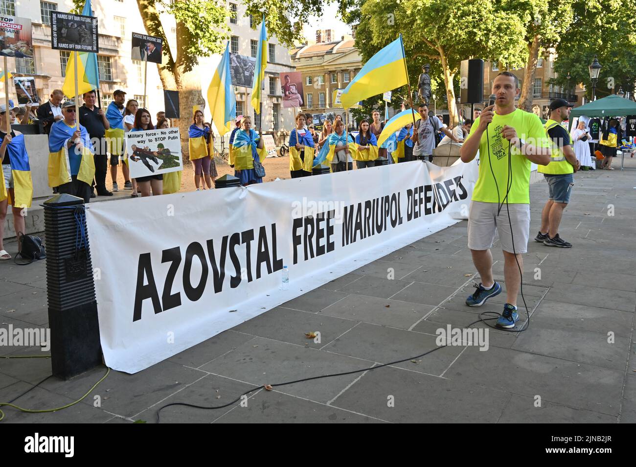 Downing street, London, UK. 10th August 2022. Demonstrators holding banners in support of Ukraine - Ukraine deserves respect, even though they know that the West has deceived them. They have the courage to stand up for the love of Ukraine and Ukrainian culture against Russian. I strongly argue that this war must end now to prevent World War III Credit: See Li/Picture Capital/Alamy Live News Stock Photo