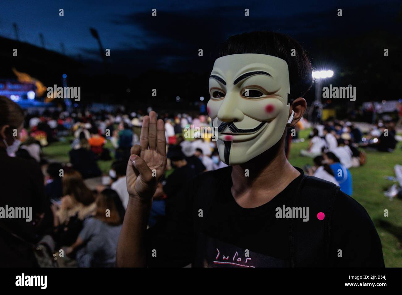 Pathum Thani, Thailand. 10th Aug, 2022. Demonstrator makes three finger salute while wearing an anonymous mask during the demonstration. Pro-democracy demonstrators gathered at Thammasat University, Rangsit Campus in Pathum Thani where they first mentioned about the monarchy reformation 2 years ago. Demonstrators demand the resignation of Thailand's prime minister, Prayuth Chan-ocha, and reforms to the monarchy. (Photo by Varuth Pongsapipatt/SOPA Images/Sipa USA) Credit: Sipa USA/Alamy Live News Stock Photo
