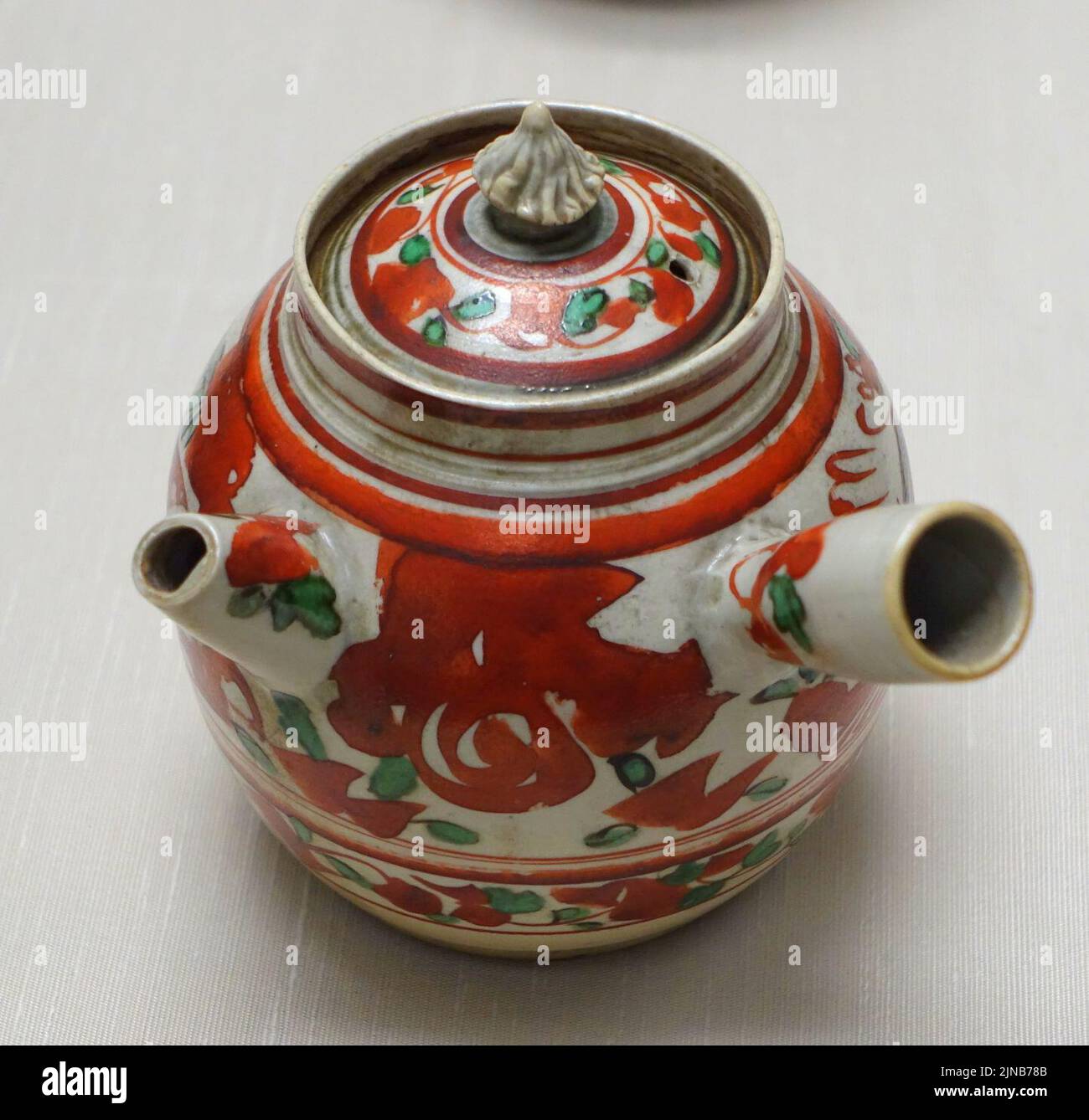Teapot with flower and bird design, by Ogata Shuhei, Edo period, 1800s AD, porcelain, overglaze enamel Stock Photo