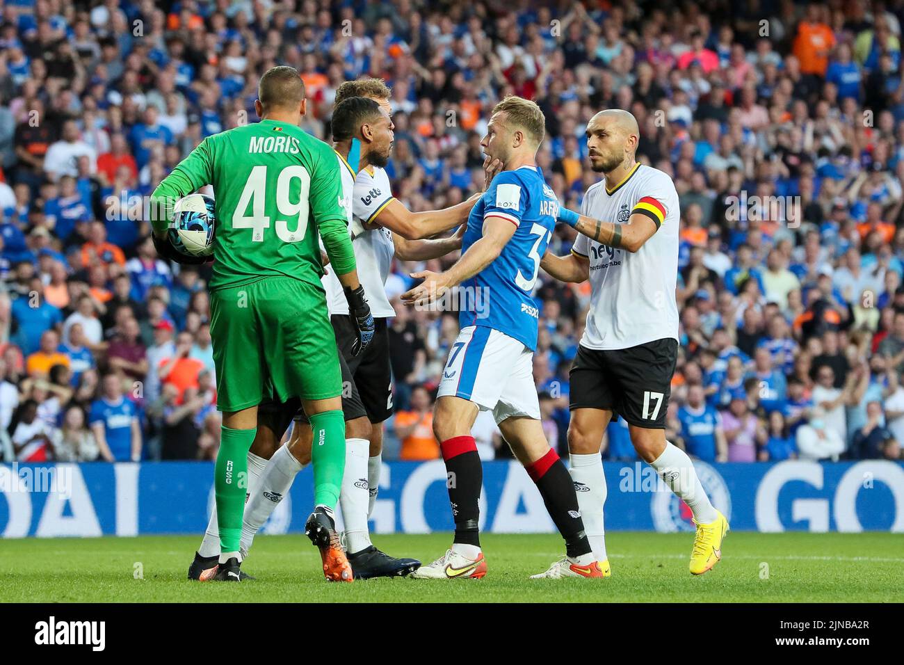 Scott Arfield, playing for Rangers FC, in a verbal confrontation with Anthony Moris, the goalkeeper from Union aint-Gilloise Stock Photo