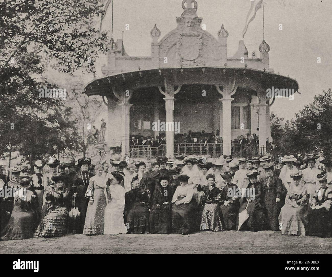 Teilnehmerinnen am Frauentag (Kongress Beziehung der Frau zum Gartenbau und der Kunst) vor dem Musik Pavillon auf der Ausstellung 1904, Foto J. Staegemann Stock Photo