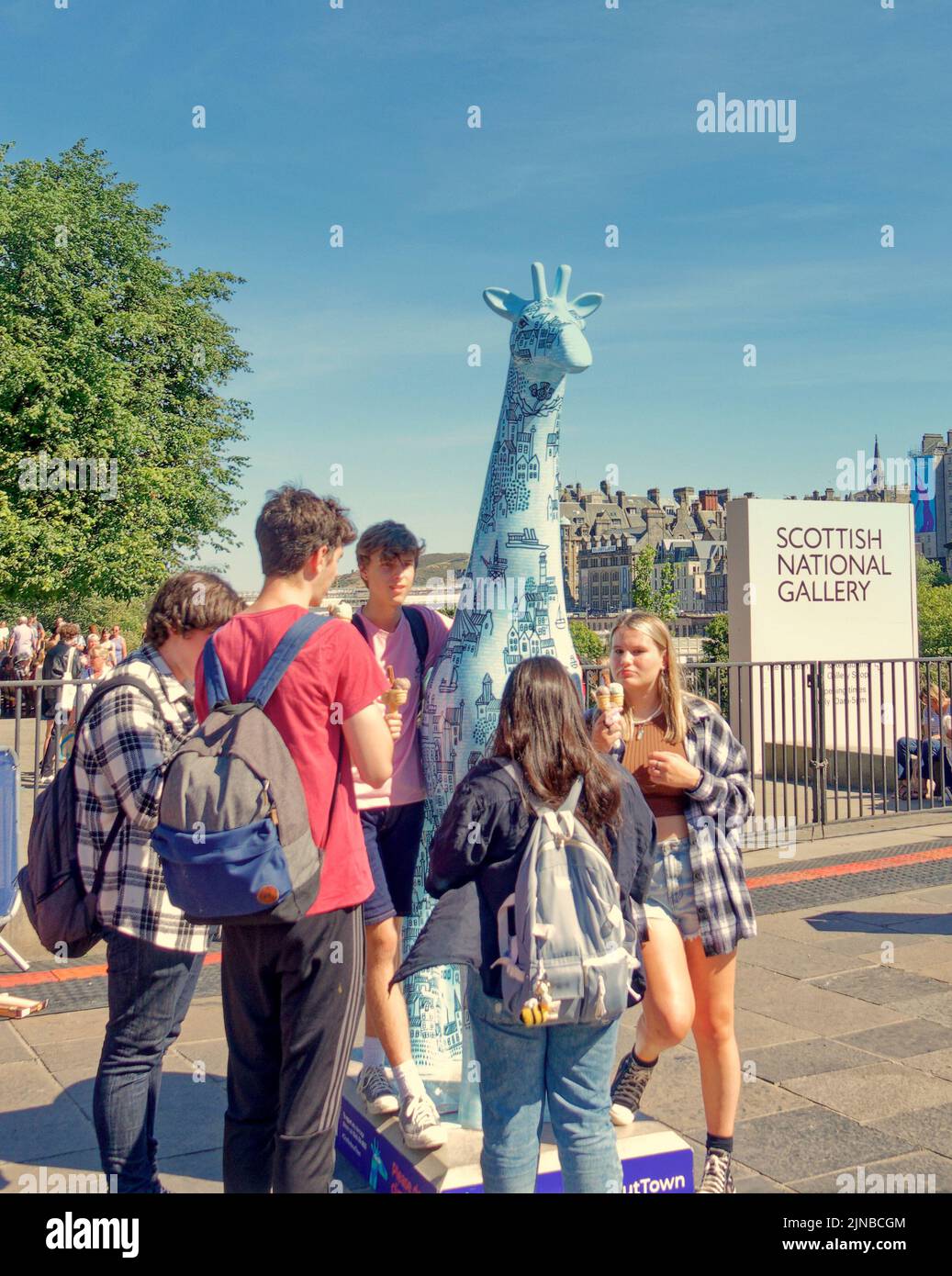 Edinburgh, Scotland, UK  10th August,  2022. UK Weather: Sunny weather on the way saw locals and tourists toast in the sun as the grass on princes street gardens burned and  they took in the acts and flyer chuckers on the royal mile and mound. Credit Gerard Ferry/Alamy Live News Stock Photo