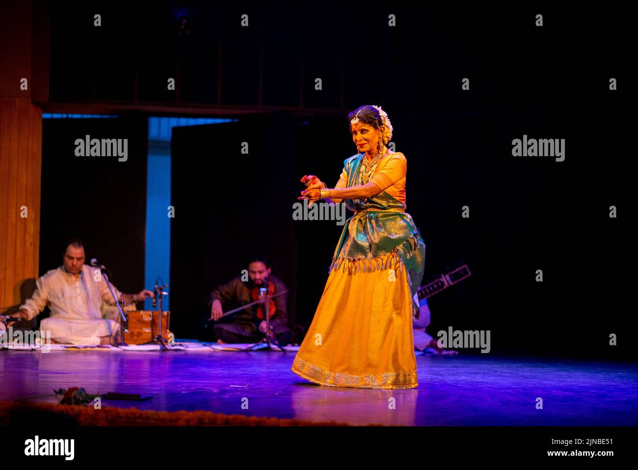 New Delhi, India. 10th Aug, 2022. Shovana Narayan (Indian Kathak dancer) Performs Kathak (Kathak is one of the major forms of Indian classical dance) during the Asavari annual LalitArpan Festival at India Habitat Centre. Asavari annual LalitArpan Festival took place with its 20th edition, the focus of this year's LalitArpan Festival is to explorer the term ‘azadi' or ‘swatantra' (freedom) and the associated self-dignity ‘swabhiman' through performances of Kathak. (Photo by Pradeep Gaur/SOPA images/Sipa USA) Credit: Sipa USA/Alamy Live News Stock Photo