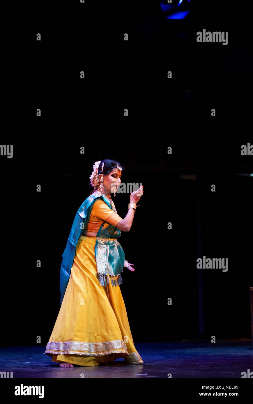 New Delhi, India. 10th Aug, 2022. Shovana Narayan (Indian Kathak dancer) Performs Kathak (Kathak is one of the major forms of Indian classical dance) during the Asavari annual LalitArpan Festival at India Habitat Centre. Asavari annual LalitArpan Festival took place with its 20th edition, the focus of this year's LalitArpan Festival is to explorer the term ‘azadi' or ‘swatantra' (freedom) and the associated self-dignity ‘swabhiman' through performances of Kathak. (Photo by Pradeep Gaur/SOPA images/Sipa USA) Credit: Sipa USA/Alamy Live News Stock Photo