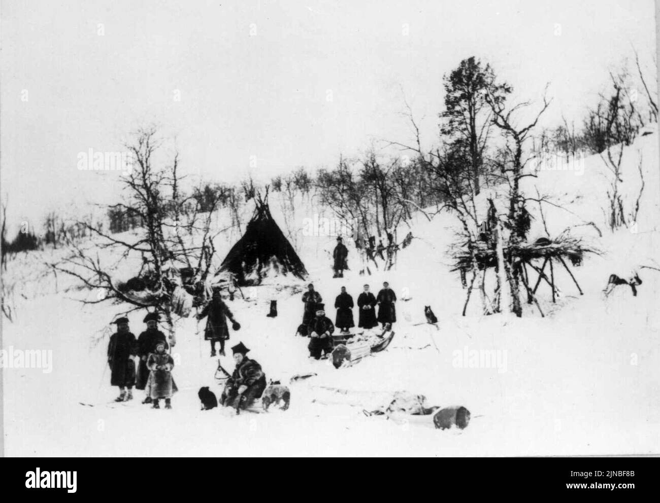 Teltplass med folk og et fjellfinnetelt i fjellet ovenfor Sandnesdalen, Sør-Varanger, Finnmark Stock Photo