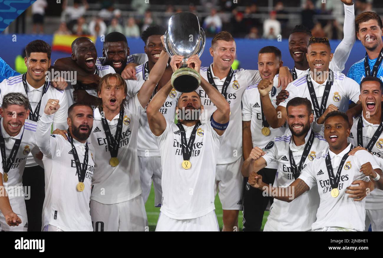 Soccer Football - European Super Cup - Real Madrid v Eintracht Frankfurt - Helsinki Olympic Stadium, Helsinki, Finland - August 10, 2022 Real Madrid's Karim Benzema lifts the trophy as he celebrates with teammates after winning the European Super Cup REUTERS/Kai Pfaffenbach Stock Photo