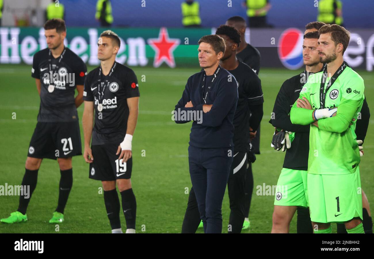Soccer Football - European Super Cup - Real Madrid v Eintracht Frankfurt - Helsinki Olympic Stadium, Helsinki, Finland - August 10, 2022 Eintracht Frankfurt coach Oliver Glasner with players look dejected after the match REUTERS/Kai Pfaffenbach Stock Photo