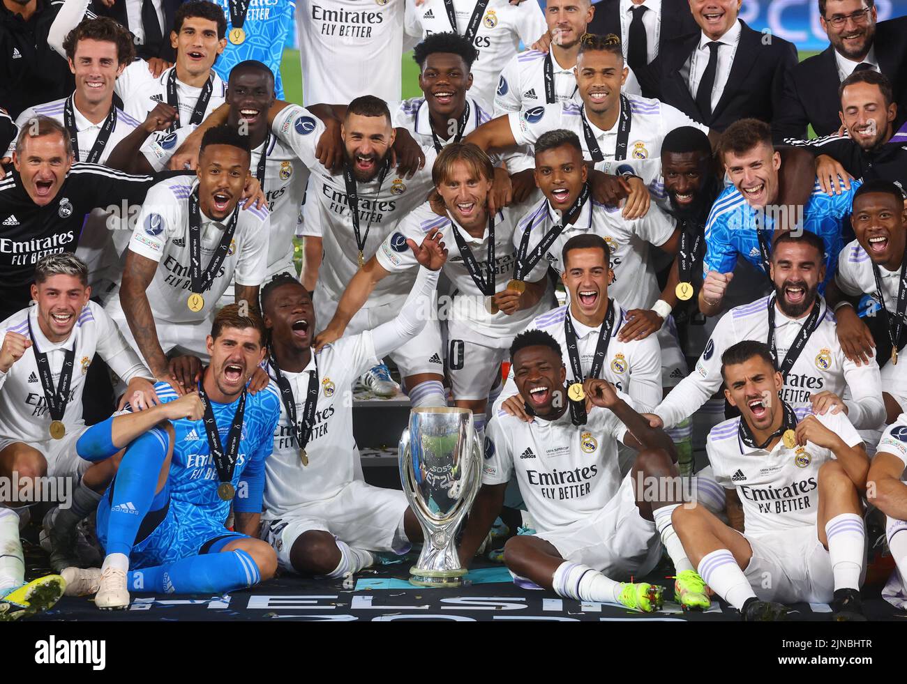 Soccer Football - European Super Cup - Real Madrid v Eintracht Frankfurt - Helsinki Olympic Stadium, Helsinki, Finland - August 10, 2022 Real Madrid players celebrate with the trophy after winning the European Super Cup REUTERS/Kai Pfaffenbach Stock Photo