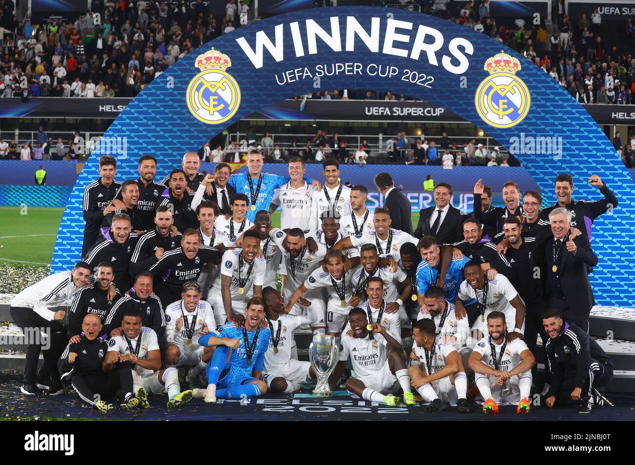 Soccer Football - European Super Cup - Real Madrid v Eintracht Frankfurt - Helsinki Olympic Stadium, Helsinki, Finland - August 10, 2022 Real Madrid players celebrate with the trophy after winning the European Super Cup REUTERS/Kai Pfaffenbach Stock Photo