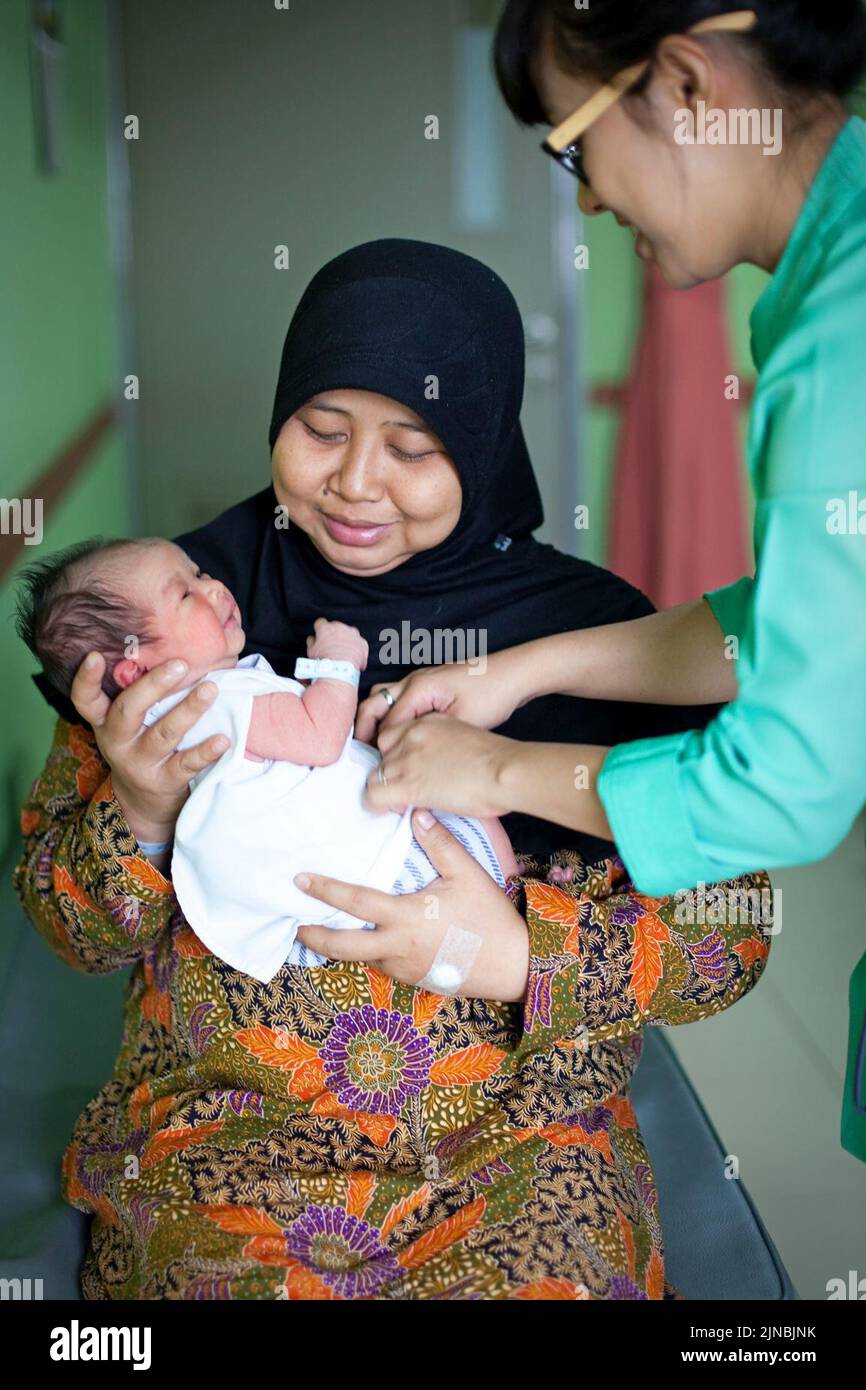 Tenaga Kesehatan Berada di Garis Depan Kesehatan Ibu dan Bayi Baru