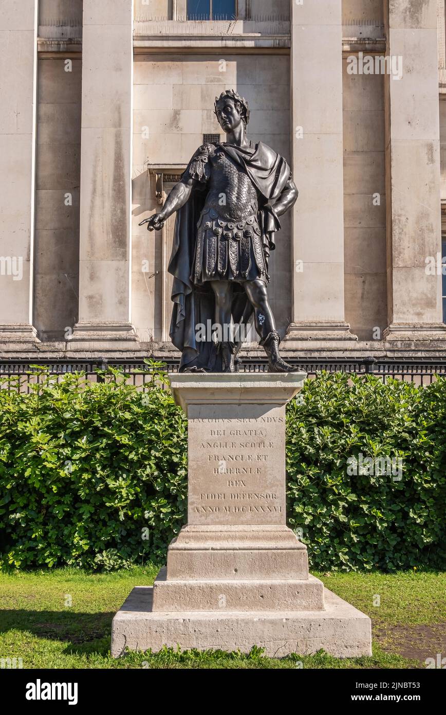 London, UK- July 4, 2022: Trafalgar Square. Closeup of Jacobus Secundus, James II, statue set in front of green hedge and beige National Gallery facad Stock Photo