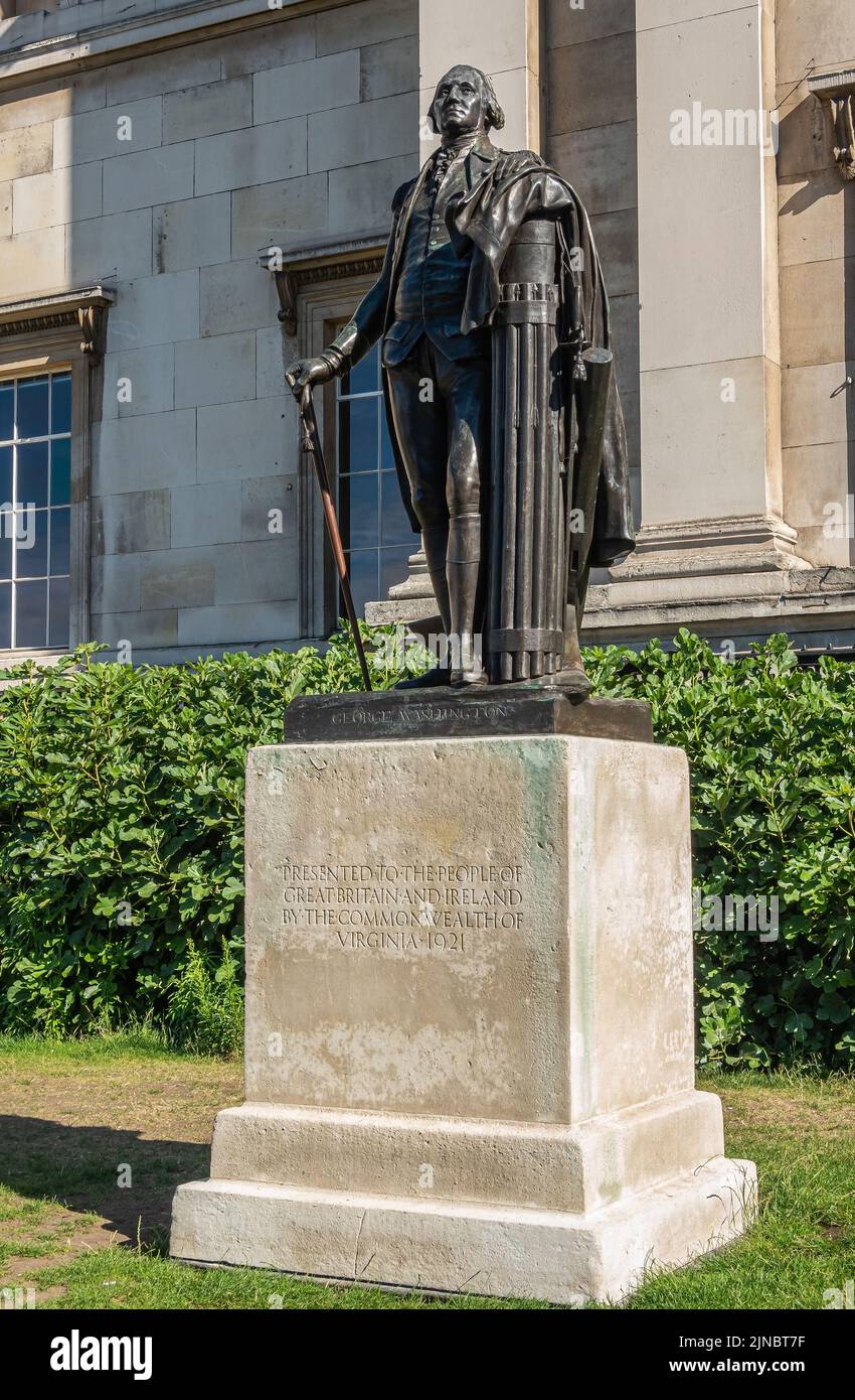 London, UK- July 4, 2022: Trafalgar Square. George Washington statue on beige pedestal in front of National Gallery facade. Green hedge in back. Stock Photo