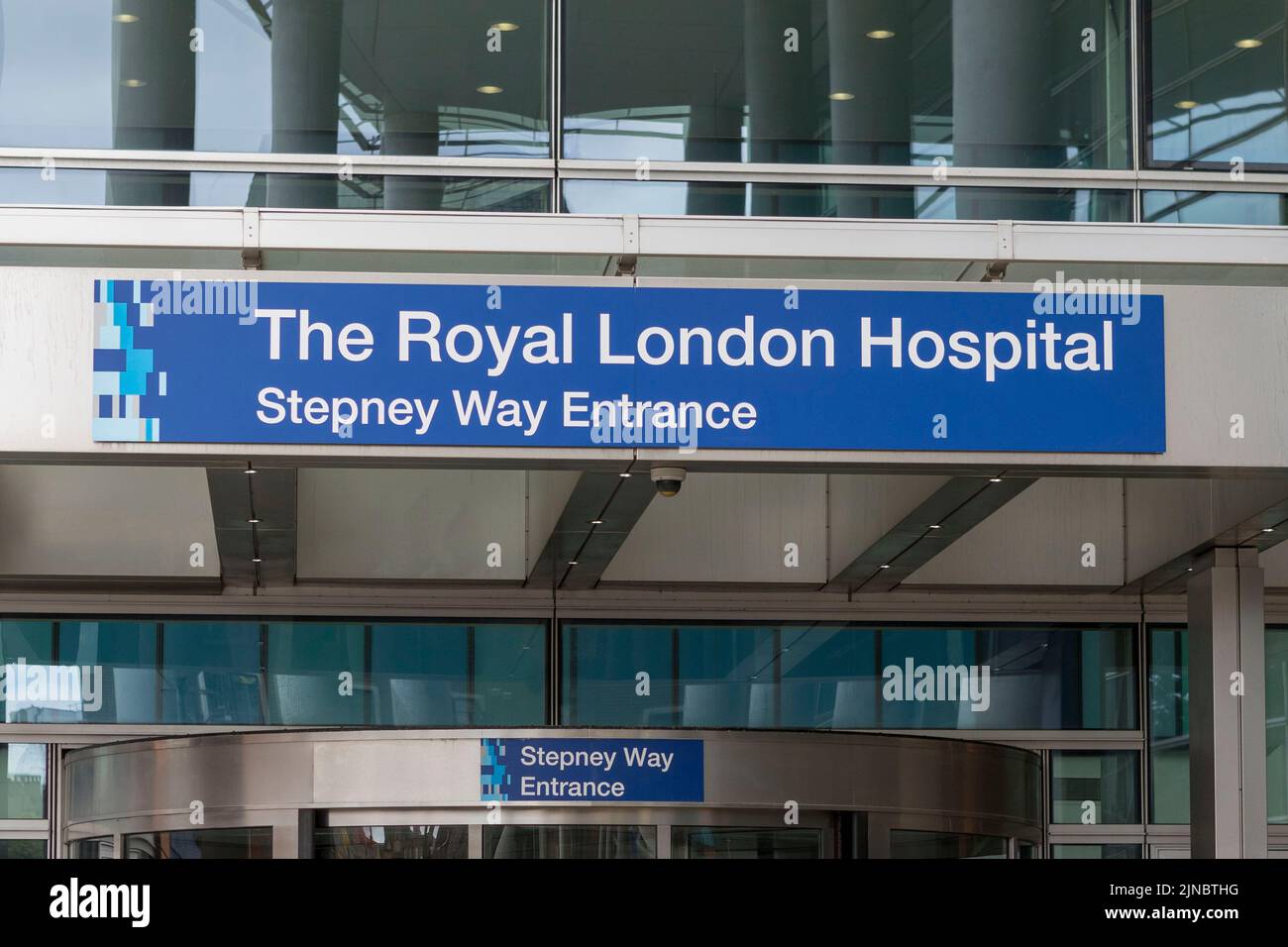 A General View (GV) of The Royal London Hospital Stepney Way Entrance. The media waits outside the hospital for updates regarding court decision on Ar Stock Photo