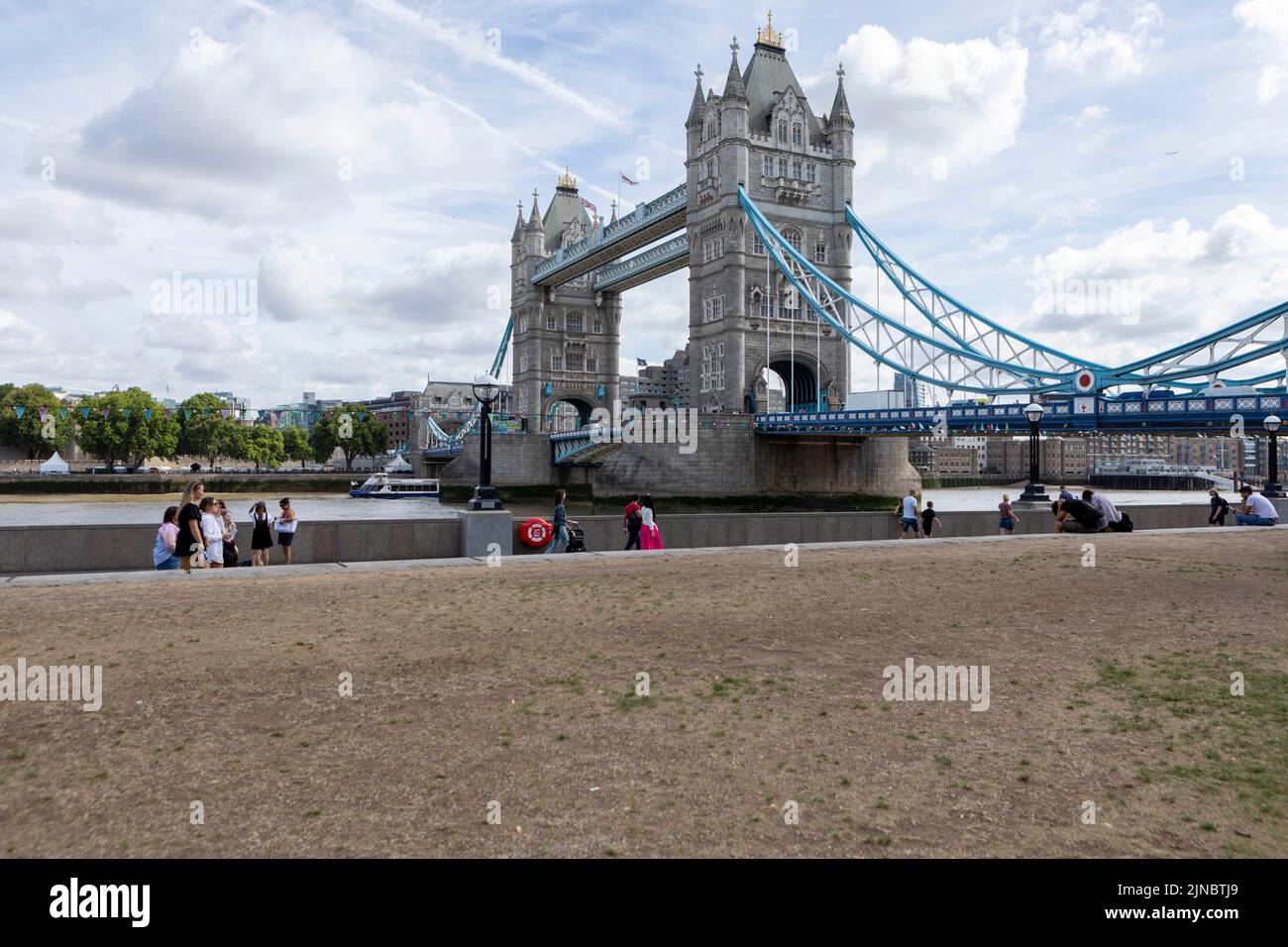 Grass is seen to be parched at Tower Bridge this morning. UK is currently experiencing dry weather.   Image shot on 4th Aug 2022.  © Belinda Jiao   ji Stock Photo