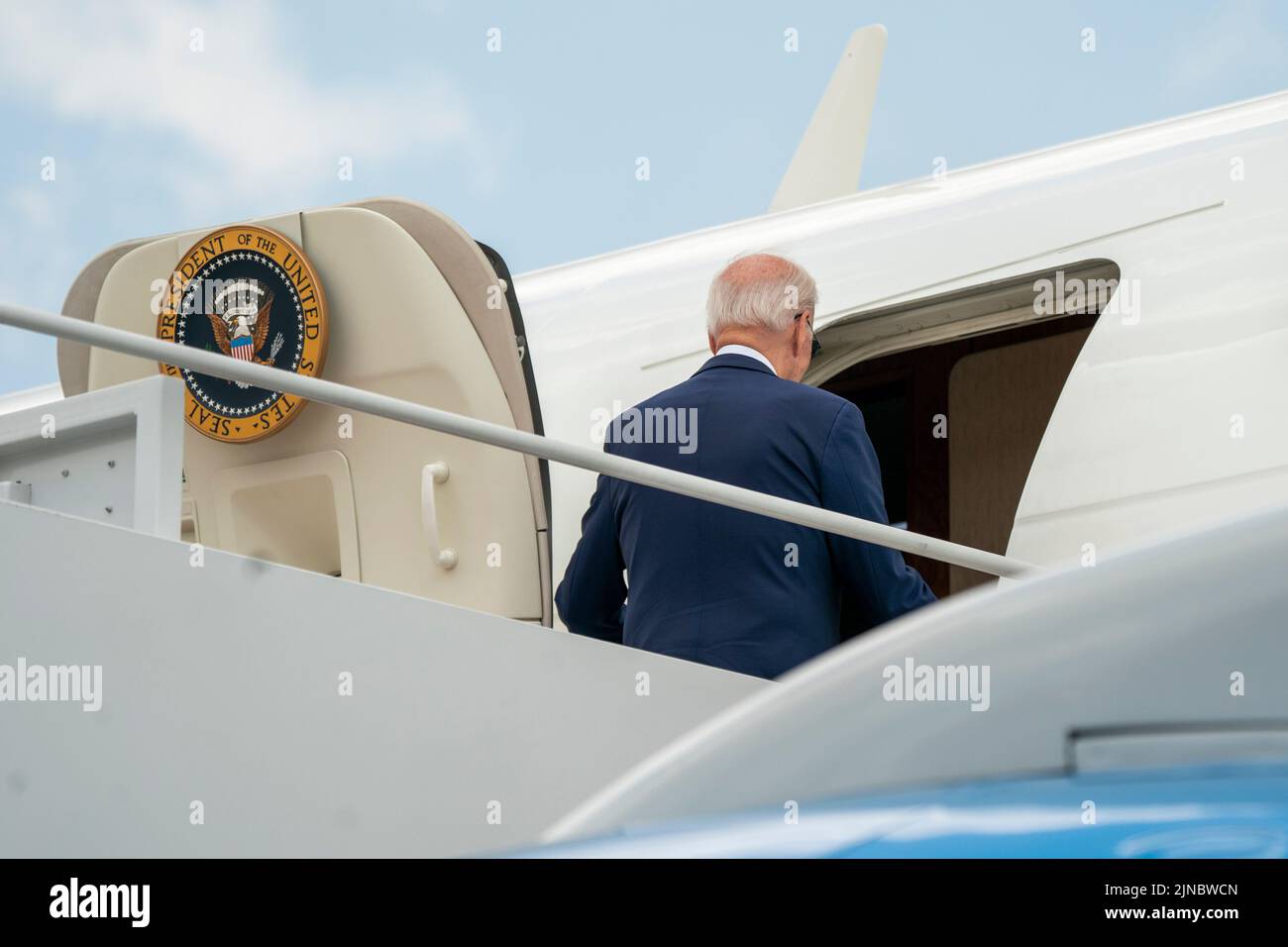 Joint Base Andrews, Maryland, USA. 10th Aug, 2022. United States President Joe Biden boards Air Force One at Joint Base Andrews, Maryland, USA, 10 August 2022. Credit: Shawn Thew/Pool via CNP/dpa/Alamy Live News Stock Photo