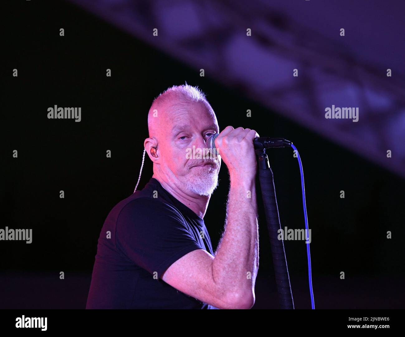 August 9, 2022, Virginia Beach, Virginia, USA: CHRIS BARRON of Spin Doctors  entertains the crowd at the 31st street stage in Virginia Beach, Virginia on 9 August  2022. Â© Jeff Moore 2022 (Credit Image: © Jeff Moore/ZUMA Press Wire) Stock Photo