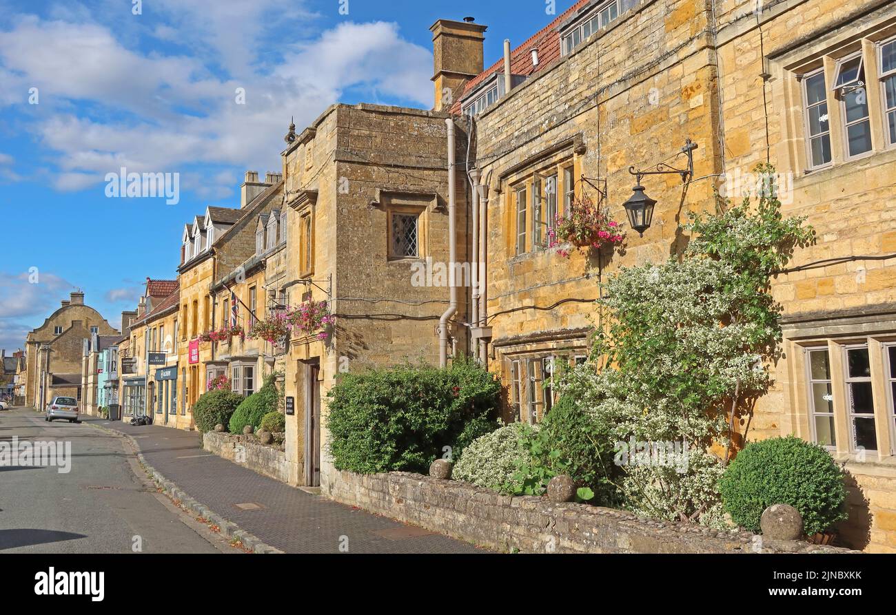 High St buildings, Moreton-in-Marsh, Evenlode Valley, Cotswold District Council, Gloucestershire, England, UK, GL56 0LW Stock Photo