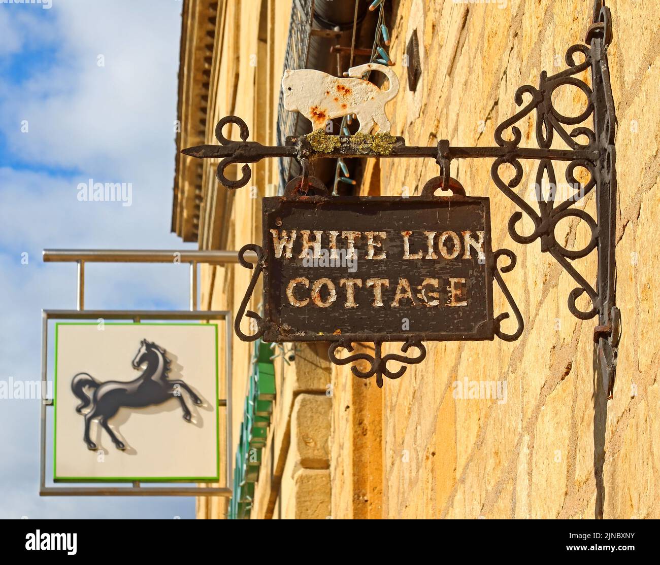 White Lion Cottage 1732, Lloyds, High St, Moreton-in-Marsh, Evenlode Valley, Cotswold District Council, Gloucestershire, England, UK, GL56 0AY Stock Photo