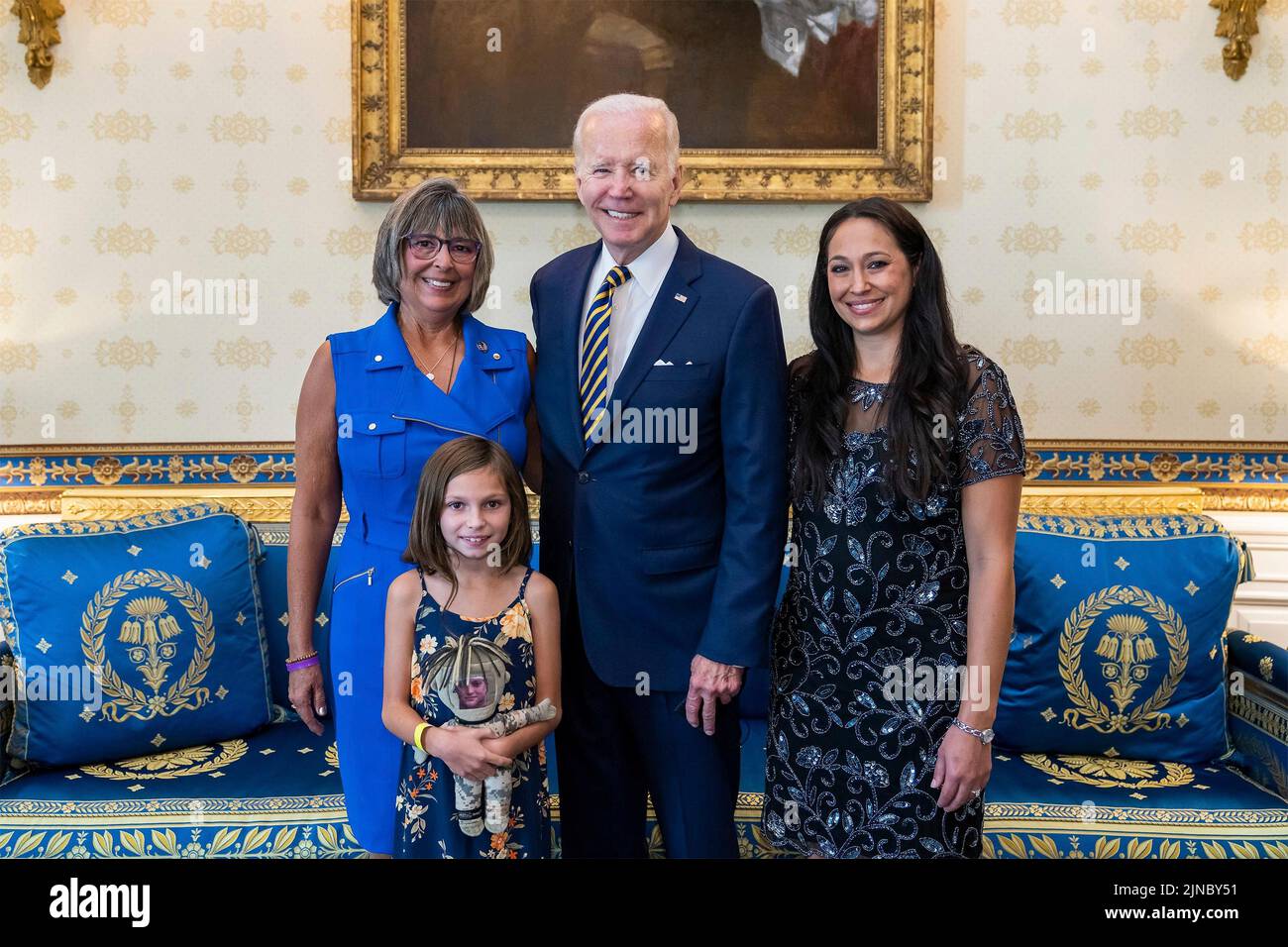 Washington, United States Of America. 10th Aug, 2022. Washington, United States of America. 10 August, 2022. U.S President Joe Biden, poses with the family of Sgt. 1st Class Heath Robinson who died from toxic exposure during his military service before signing into law the PACT Act of 2022 in the Blue Room of the White House, August 10, 2022 in Washington, DC The new law expands health care benefits for veterans who developed illnesses because of their exposure to toxic substances during their service. Credit: Adam Schultz/White House Photo/Alamy Live News Stock Photo