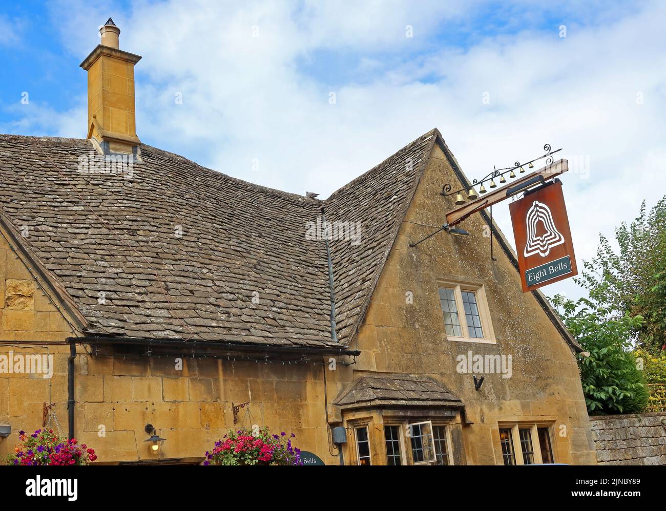 8 bells Inn, local bar for Chipping Camden, Cotswolds market town, Cotswold, Oxfordshire, England, UK, GL55 6AA Stock Photo