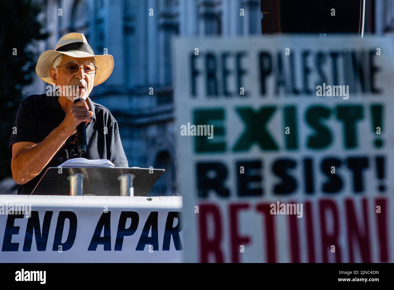 London, UK. 10th August 2022. Glyn Secker of Jews for Justice for Palestinians addresses hundreds of people at a Rally for Palestine opposite Downing Street. At least 47 Palestinians, including 16 children, were killed and hundreds more injured during a three-day bombardment of Gaza by Israeli forces named Operation Truthful Dawn. Credit: Mark Kerrison/Alamy Live News Stock Photo
