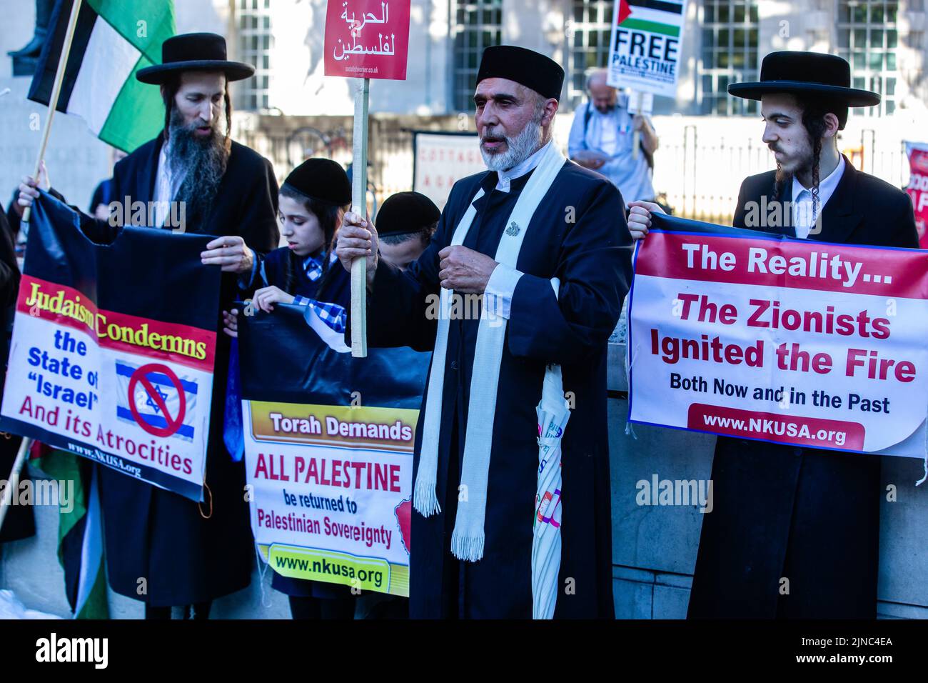 London, UK. 10th August 2022. A Muslim cleric stands with members of Neturei Karta, a group of ultra-Orthodox Jews which campaigns against Zionism, at a Rally for Palestine opposite Downing Street. At least 47 Palestinians, including 16 children, were killed and hundreds more injured during a three-day bombardment of Gaza by Israeli forces named Operation Truthful Dawn. Credit: Mark Kerrison/Alamy Live News Stock Photo