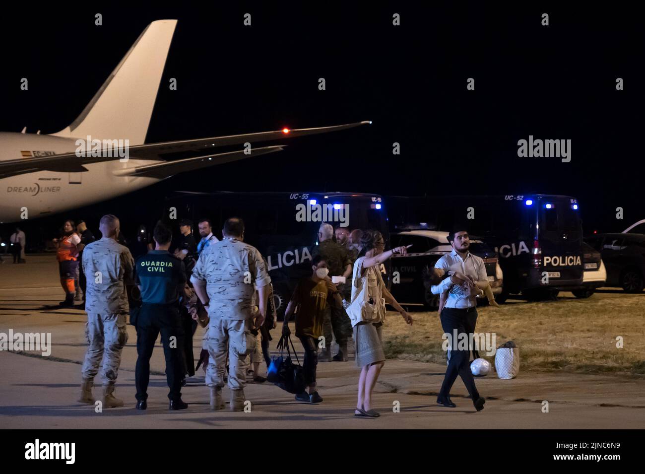 Madrid, Spain. 10th Aug, 2022. Afghan refugees arrive at Torrejon de Ardoz Air Base in a plane chartered by the Ministry of Defense from Islamabad, Pakistan, as part of the Spanish Government's operation to evacuate personnel who collaborated in Afghanistan with the Spanish authorities. Around 300 people have arrived to Madrid in an operation that coincides with the first anniversary of the fall of Kabul by the Taliban. Credit: Marcos del Mazo/Alamy Live News Stock Photo
