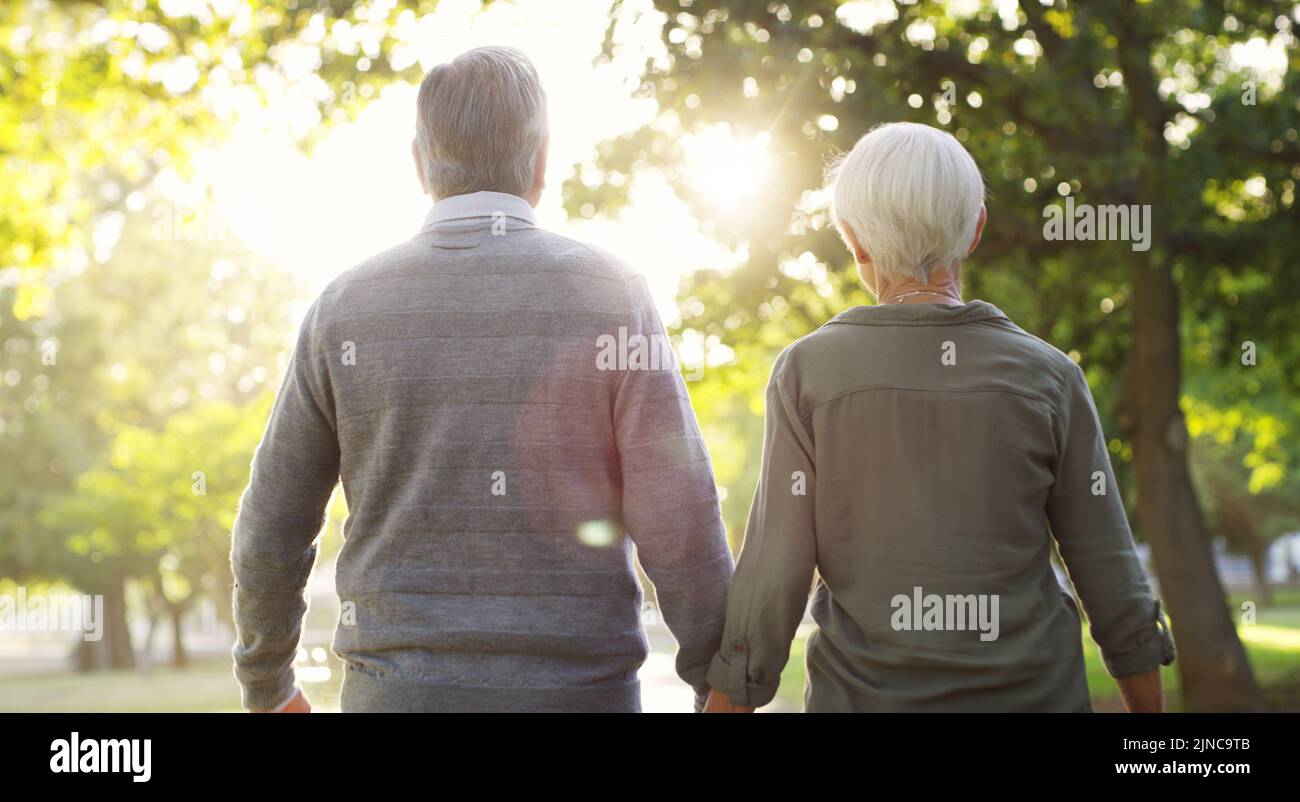 Old couple walking holding hands hi-res stock photography and images ...