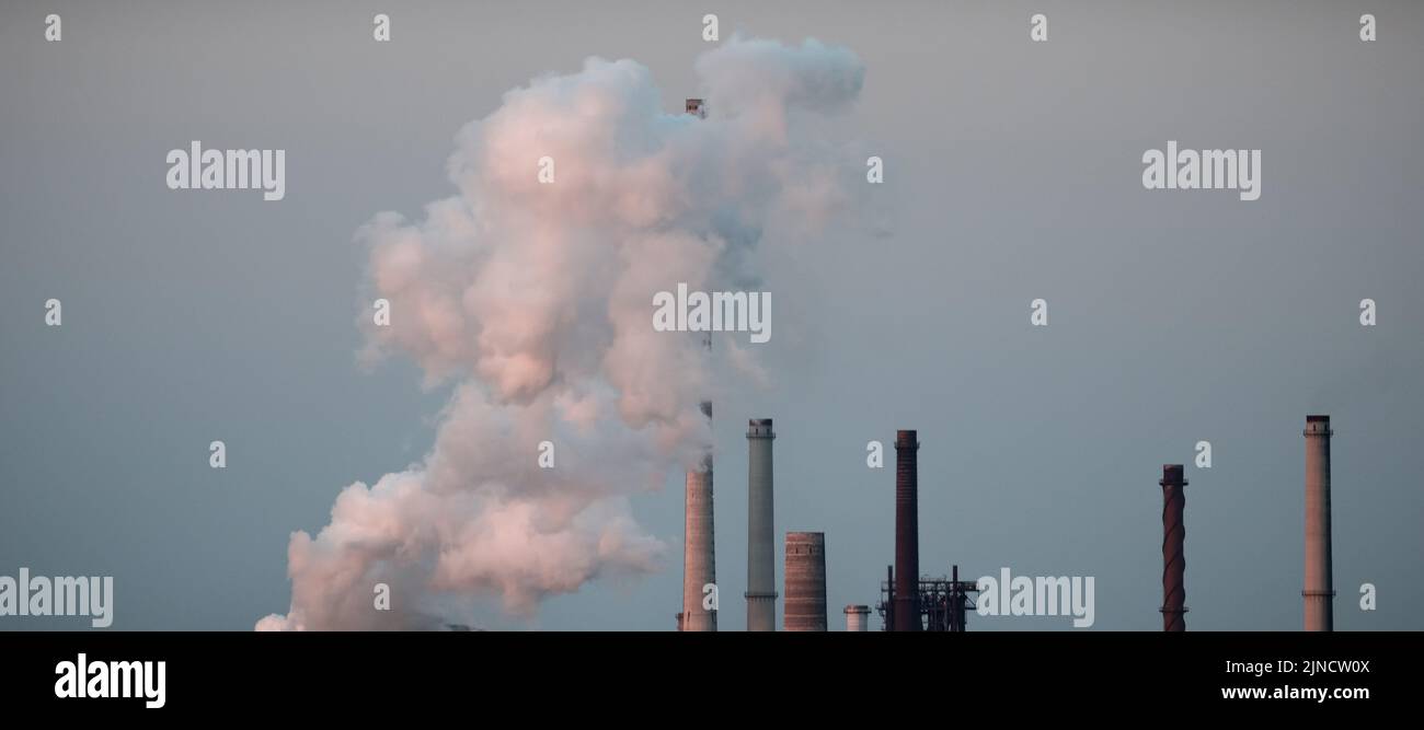 Moers, Germany. 09th Aug, 2022. Steam rises from Thyssen-Krupp's steel mill in Duisburg. Thyssen-Krupp presents its results for the past fiscal quarter on Thursday. Credit: Fabian Strauch/dpa/Alamy Live News Stock Photo
