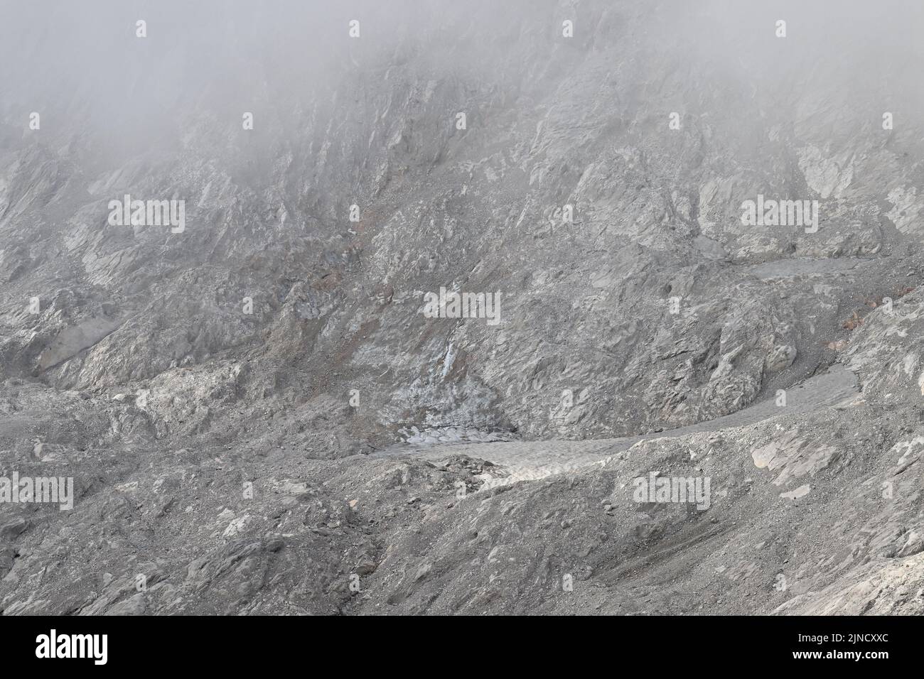 Grainau, Germany. 08th Aug, 2022. Stones and boulders cover the blank ice of the southern Schneeferner. The ice of the Blaueis glacier, the Schneeferner on the Zugspitze as well as the Höllentalferner has decreased significantly within only one year. (to dpa 'Sahara dust affects glaciers - ice melts at record pace') Credit: Angelika Warmuth/dpa/Alamy Live News Stock Photo