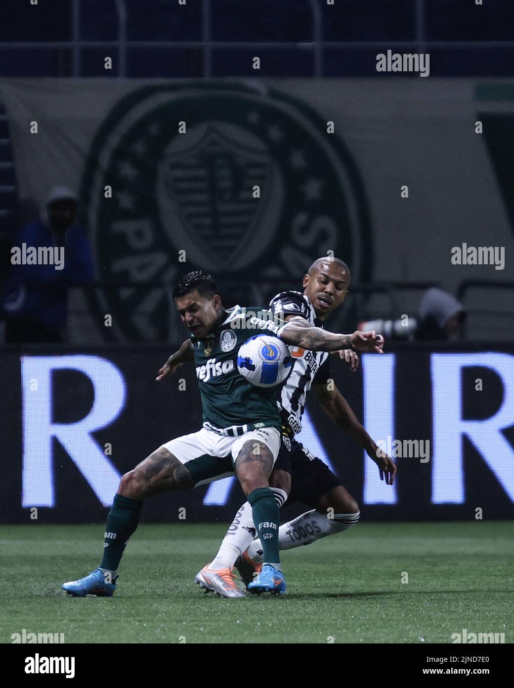 RJ - Rio de Janeiro - 27/10/2018 - Brasileiro A 2018, Flamengo x Palmeiras  -Para jogador do Flamengo disputa lance com Dudu jogador do Palmeiras  durante partida no estadio Maracana pelo campeonato