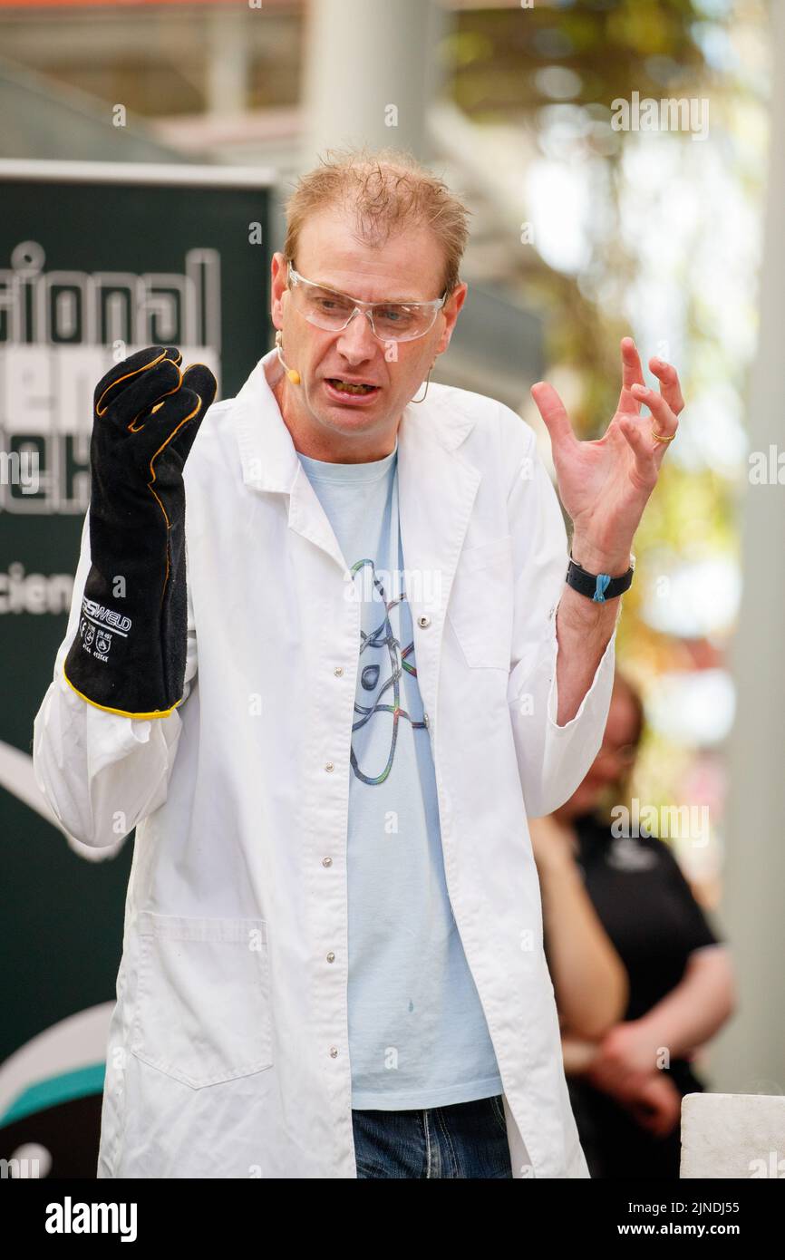 Brisbane, Australia. 11th Aug, 2022. Dr Rob Bell performs live experiments to an audience of school students and the public in Brisbane's Queen Street Mall at the launch of National Science Week. Live experiments and museum specimen displays were performed in Brisbaneís Queen Street Mall for the launch of National Science Week. National Science Week was established in 1997 to acknowledge the contributions of Australian scientists and technology. Credit: SOPA Images Limited/Alamy Live News Stock Photo