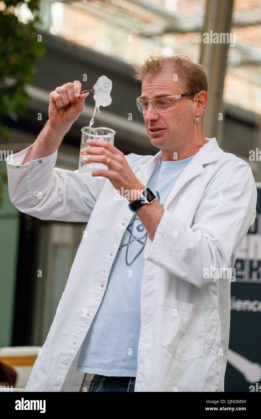 Brisbane, Australia. 11th Aug, 2022. Dr Rob Bell performs live experiments to an audience of school students and the public in Brisbane's Queen Street Mall at the launch of National Science Week. Live experiments and museum specimen displays were performed in Brisbaneís Queen Street Mall for the launch of National Science Week. National Science Week was established in 1997 to acknowledge the contributions of Australian scientists and technology. (Photo by Joshua Prieto/SOPA Images/Sipa USA) Credit: Sipa USA/Alamy Live News Stock Photo