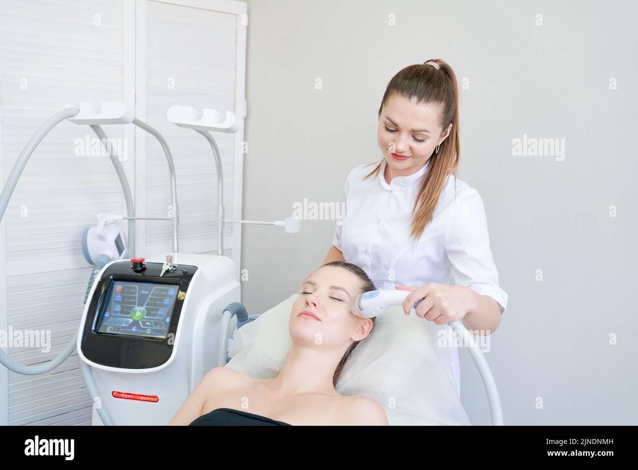 Facial treatment procedure for facial control on skin on an ultrasonic