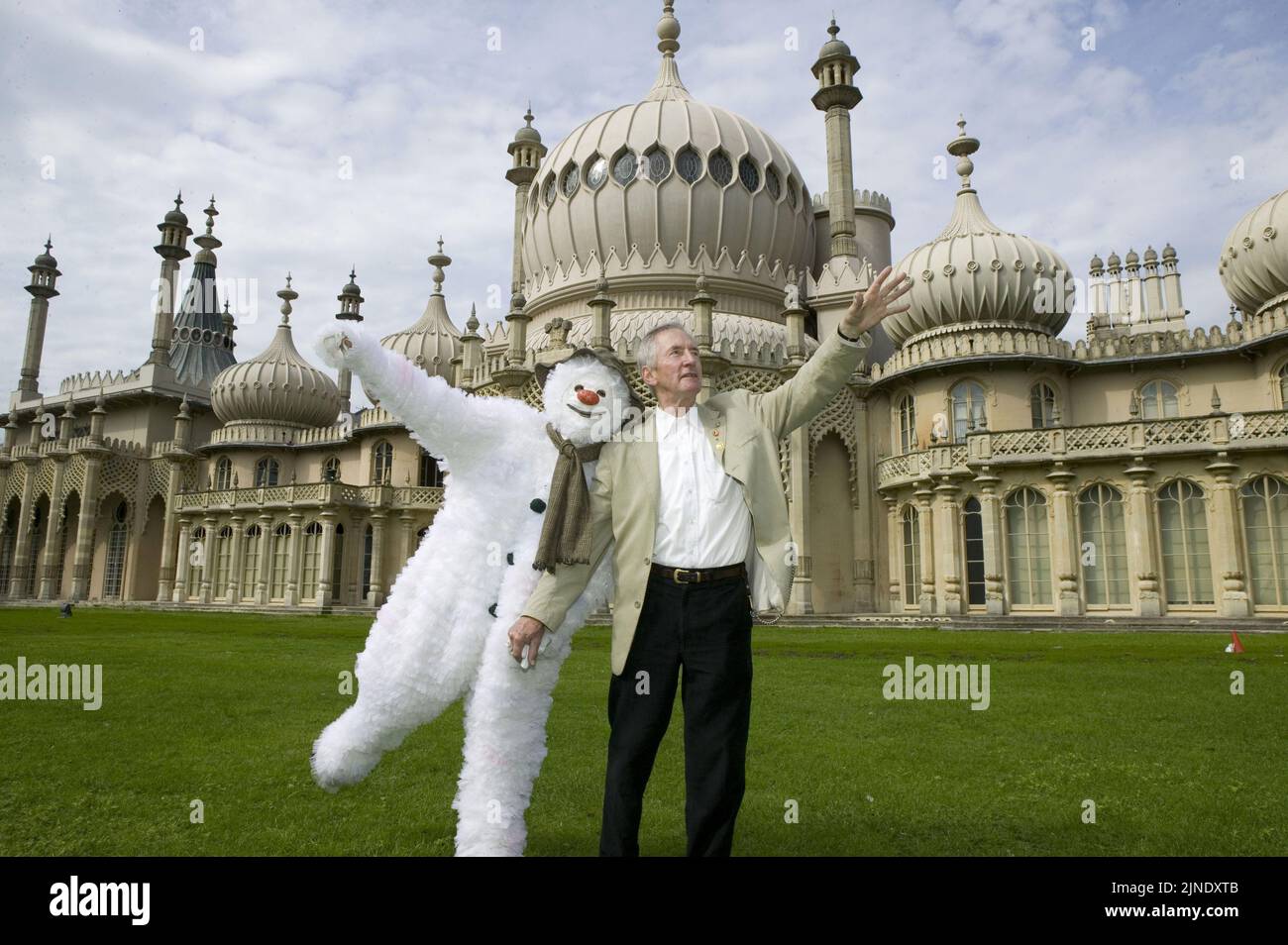 Raymond Briggs with the snowman  at Royal Pavilion Brighton Stock Photo