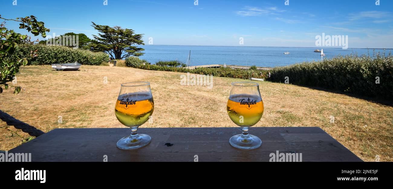 Île d'Houat (bières pression à l'hôtel restaurant des l'îles) (Bretagne, golfe du Morbilhan. Ouest France) Stock Photo