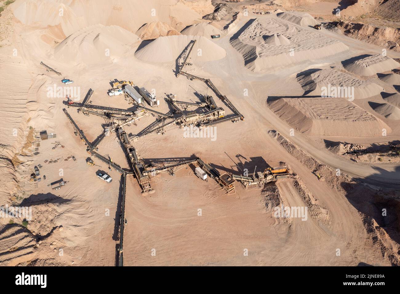 Mobile conveyors for moving sorted gravel in a gravel pit in Spanish