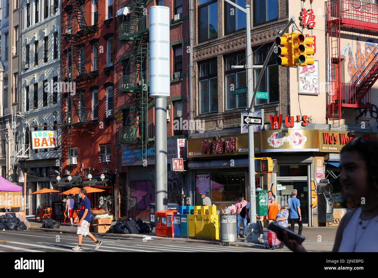 A LinkNYC Link5G 5G WiFi kiosk in Manhattan Chinatown, New York. The gigantic 32 foot smartpoles replace older LinkNYC 4G wi-fi kiosks under a new ... Stock Photo