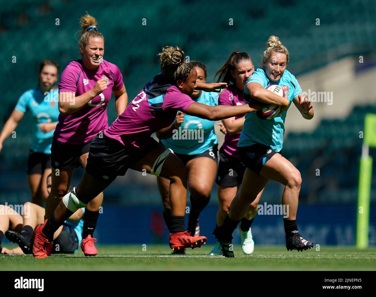 England's Natasha Hunt (right) during an open training session at Twickenham Stadium, London. Picture date: Thursday August 11, 2022. Stock Photo