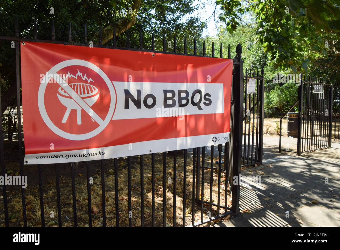 London, UK. 11th August 2022. 'No BBQs' sign at Lincoln's Inn Fields park in central London. Barbecues have been banned in parks due to fire risks, as heatwaves and drought caused by climate change continue in the UK. Credit: Vuk Valcic/Alamy Live News Stock Photo