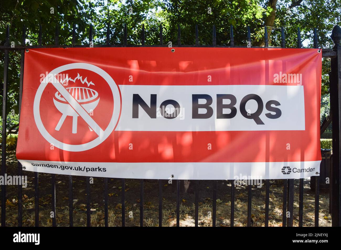 London, England, UK. 11th Aug, 2022. ''No BBQs'' sign at Lincoln's Inn Fields park in central London. Barbecues have been banned in parks due to fire risks, as heatwaves and drought caused by climate change continue in the UK. (Credit Image: © Vuk Valcic/ZUMA Press Wire) Stock Photo