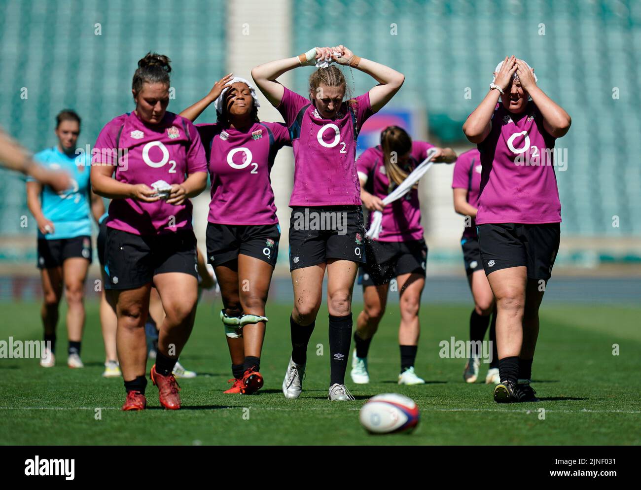 England players cool down with wet towels during an open training session at Twickenham Stadium, London. Picture date: Thursday August 11, 2022. Stock Photo