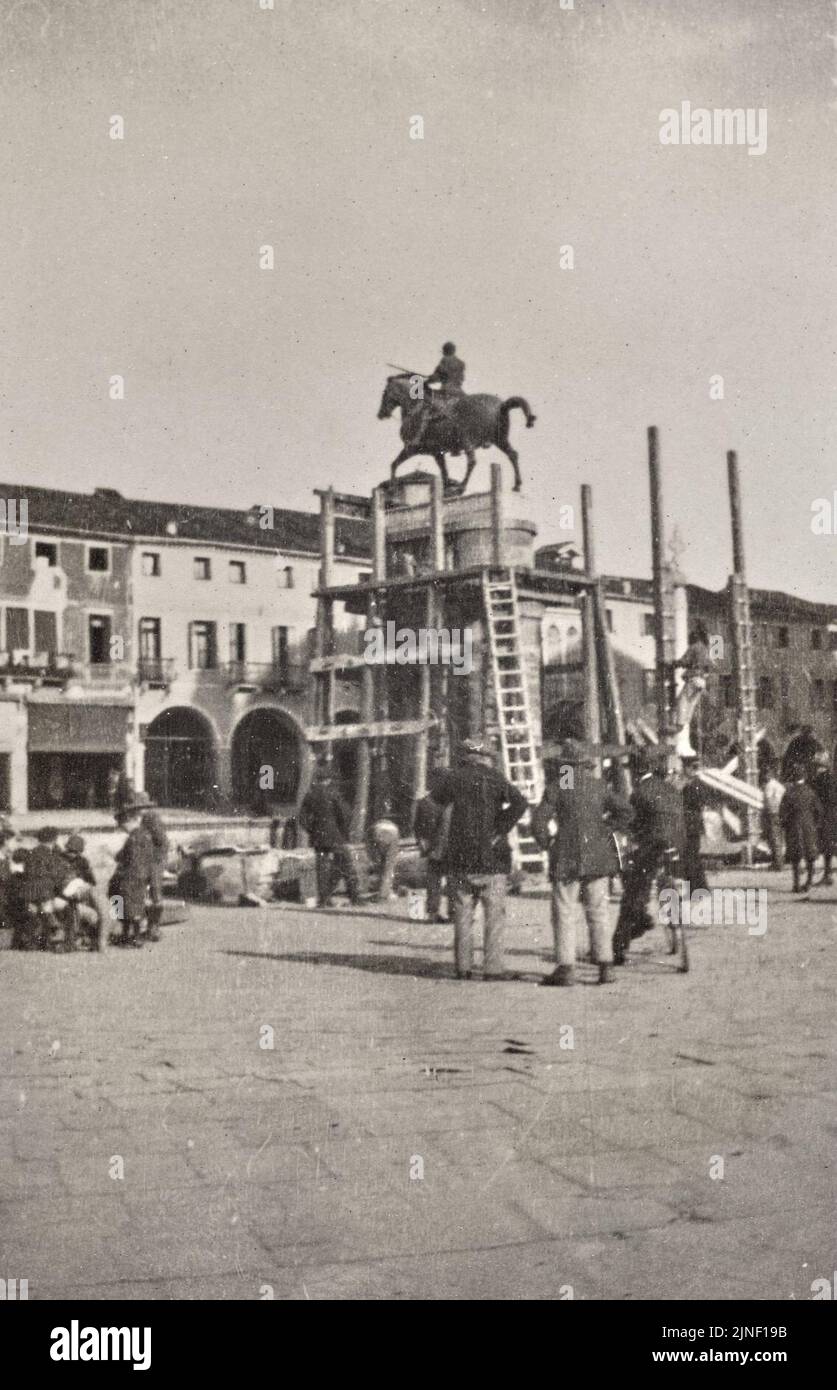 The ''Gattamelata'' equestrian monument, under restoration, in Padova 1917 Stock Photo