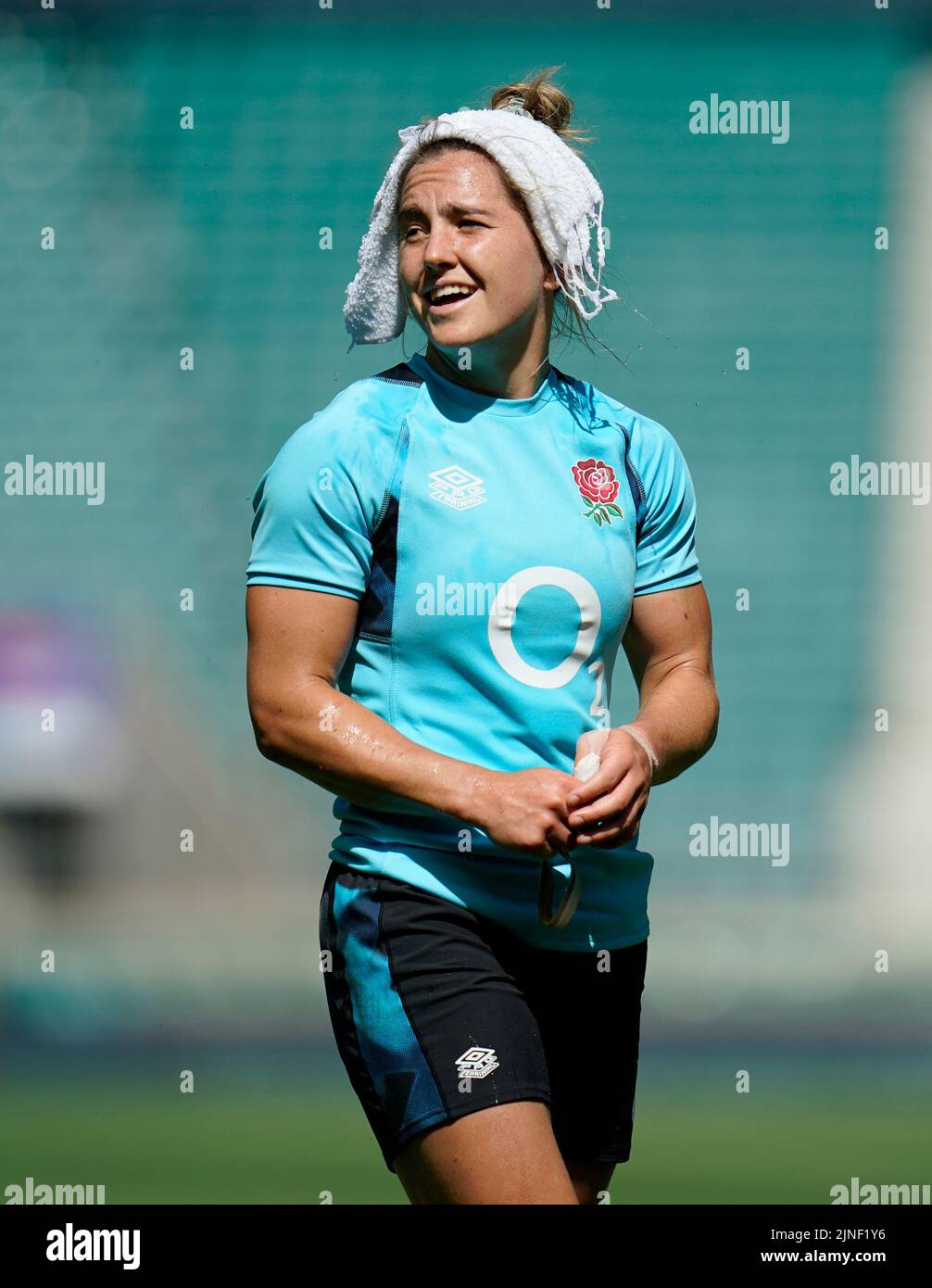 England's Claudia Macdonald uses a wet towel to cool down from the heat during an open training session at Twickenham Stadium, London. Picture date: Thursday August 11, 2022. Stock Photo