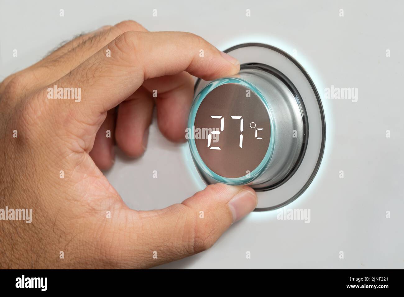 Limiting the air conditioning temperature to 27 degrees. Saving energy